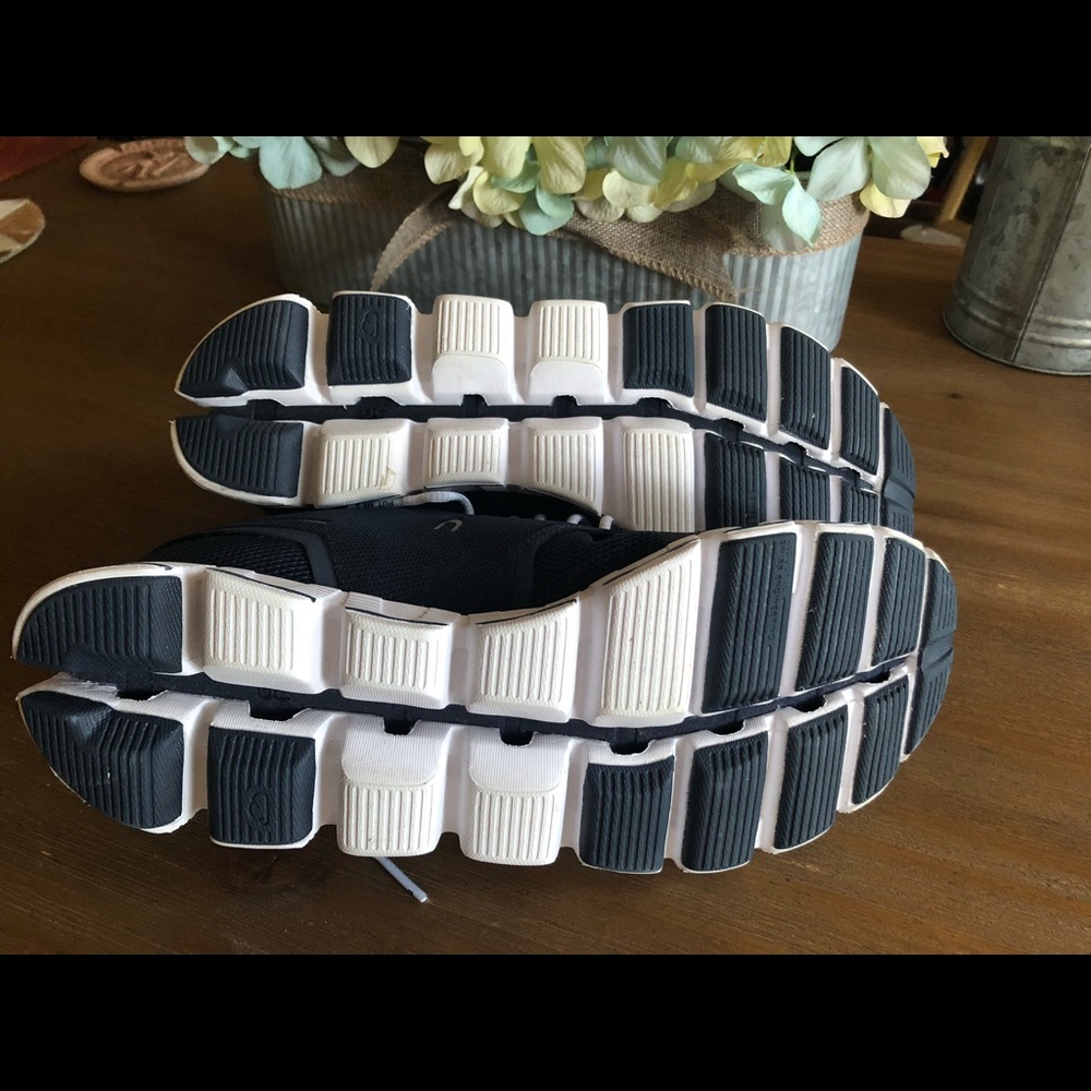 MEN'S ON CLOUD IN NAVY AND WHITE used size 9